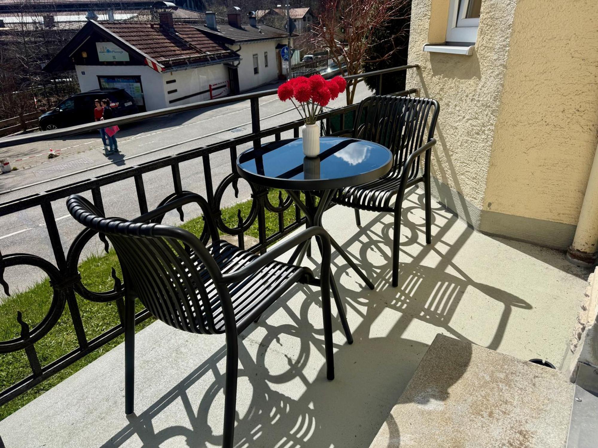 Liebelei Miesbach - Boutique-Apartment Mit Terrasse Im Zentrum Bagian luar foto