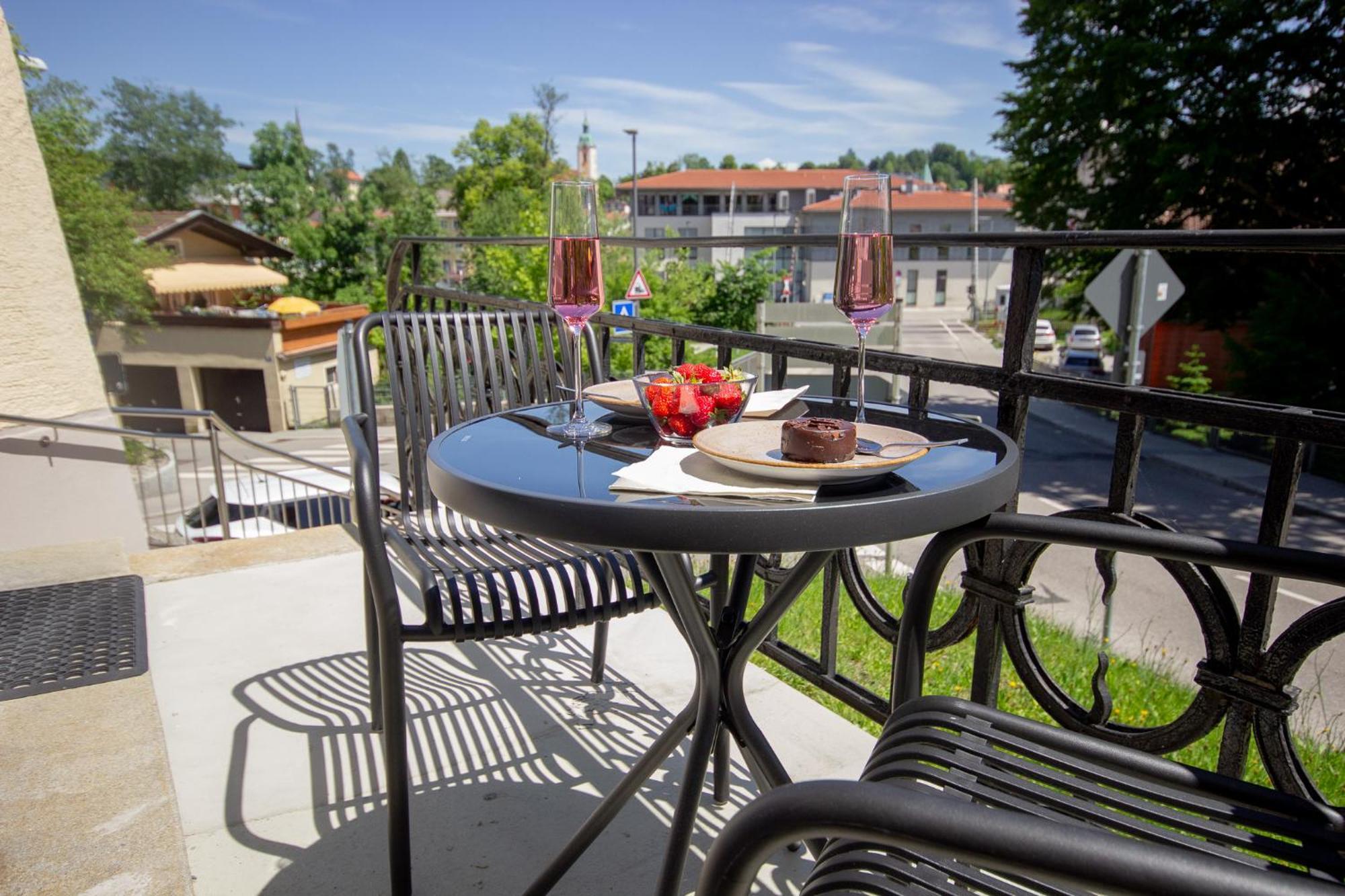 Liebelei Miesbach - Boutique-Apartment Mit Terrasse Im Zentrum Bagian luar foto